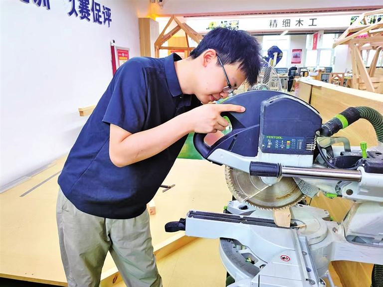 稳定发挥, 习训练中积, 木条上 稳定发挥, 习训练中积, 木条上