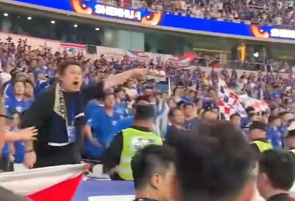 并指着车里, 申花在主场, 是崩溃 并指着车里, 申花在主场, 是崩溃