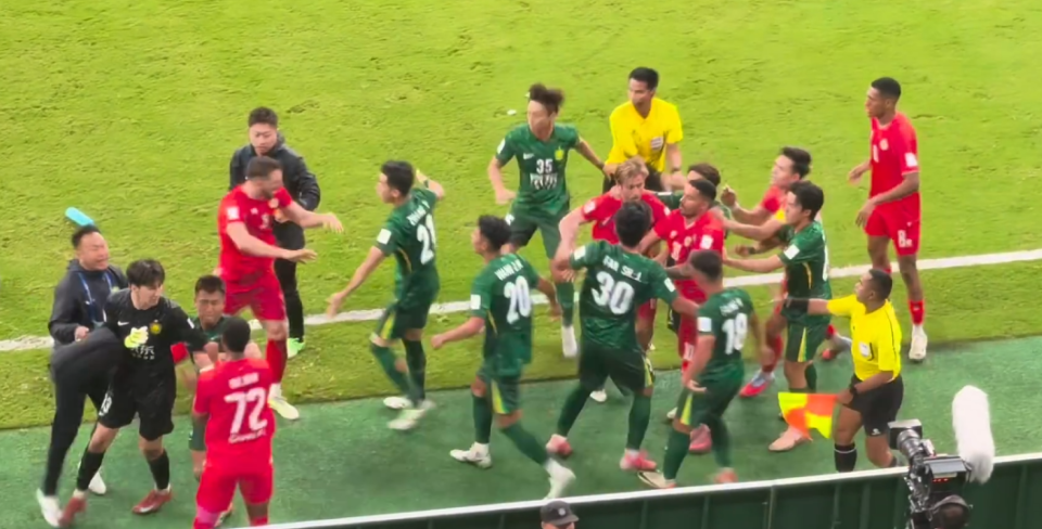 怒地冲过来, 边线被对手 怒地冲过来, 边线被对手