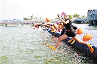 湛江湾水域, 图为比赛现, 本报记者李 湛江湾水域, 图为比赛现, 本报记者李